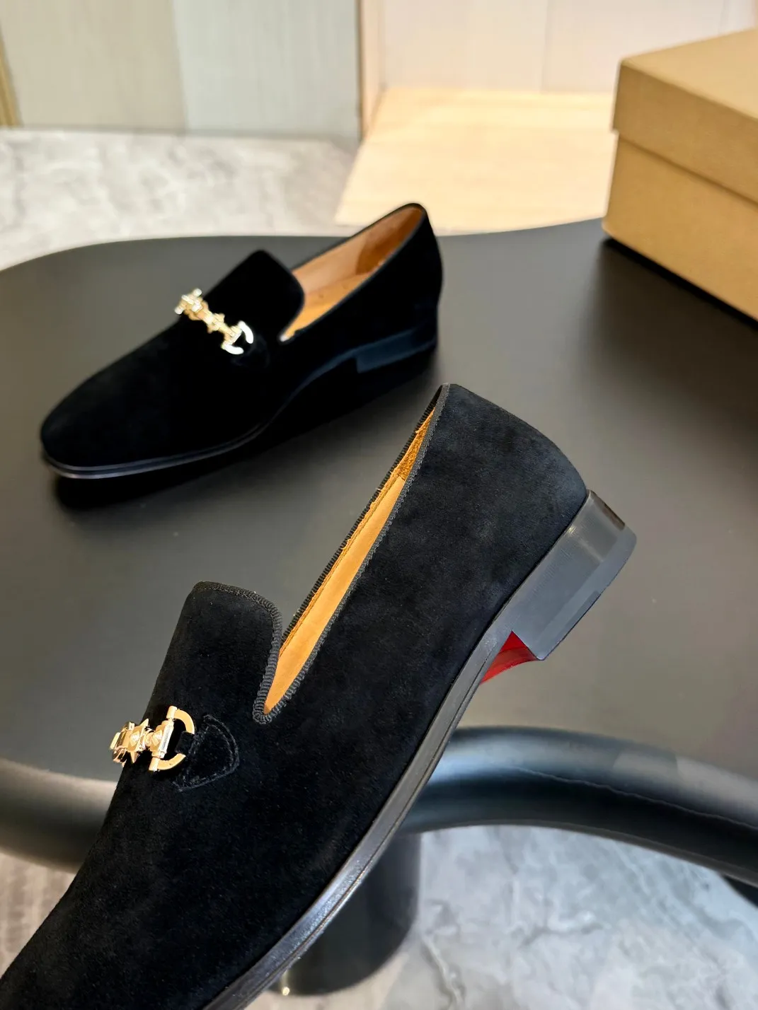 💰960 Christia*.Loubouti* high-end men's business formal leather shoes, original genuine cowhide red sole, imported Italian cowhide outsole, first-layer cowhide, water-dyed cowhide lining, high-end luxury. Size: 39-44 (customized at 38.45.46)✅